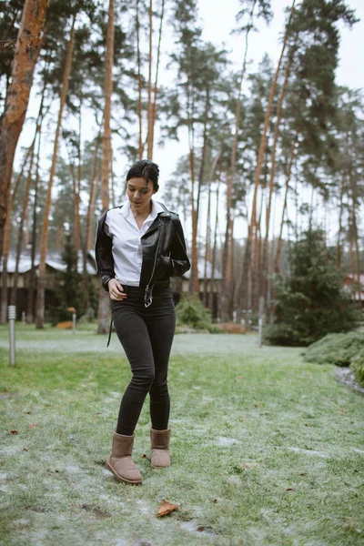 Hermosa Morena Una Chaqueta Cuero Ríe Mientras Camina Por Bosque — Foto de Stock