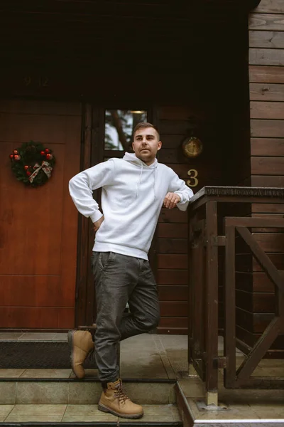 Jongeman Een Witte Hoodie Een Bruine Veranda Van Een Landhuis — Stockfoto