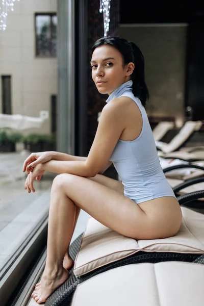 Güzel Esmer Kız Havuzdan Çıktı Dinleniyor Dinleniyor Pahalı Bir Otelde — Stok fotoğraf