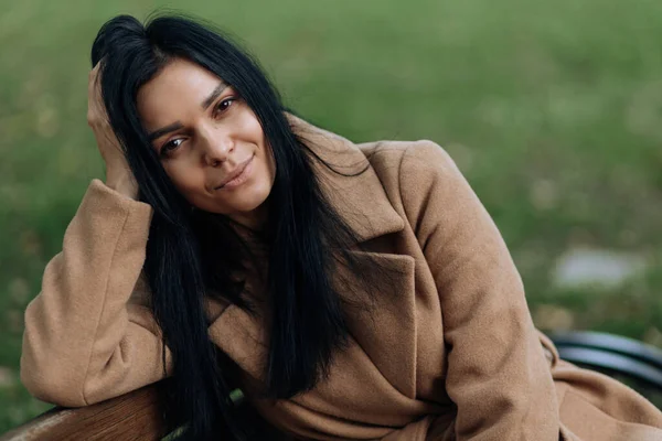 Hermosa Morena Abrigo Marrón Sonriendo Mientras Mira Cámara Retrato — Foto de Stock