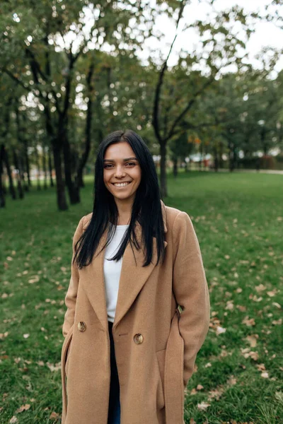 Vacker Brunett Brun Rock Promenader Grön Park — Stockfoto