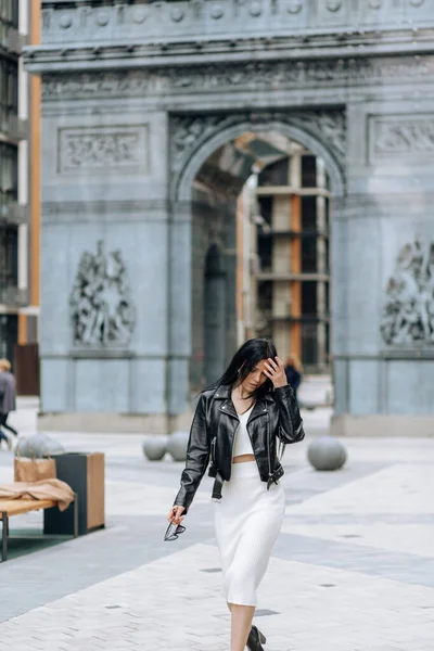 Молодая Красивая Брюнетка Модный Наряд Прогулки Городу — стоковое фото