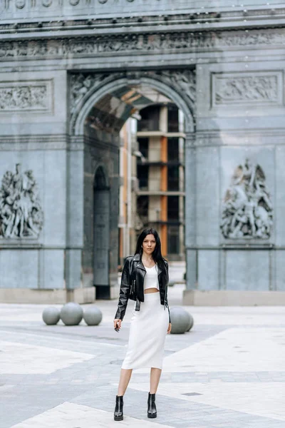 Joven Hermosa Morena Traje Moda Caminando Ciudad — Foto de Stock