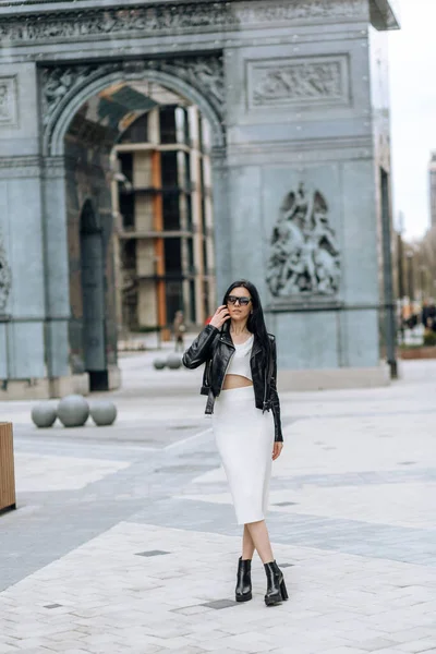 Joven Hermosa Morena Gafas Sol Traje Moda Caminando Ciudad — Foto de Stock