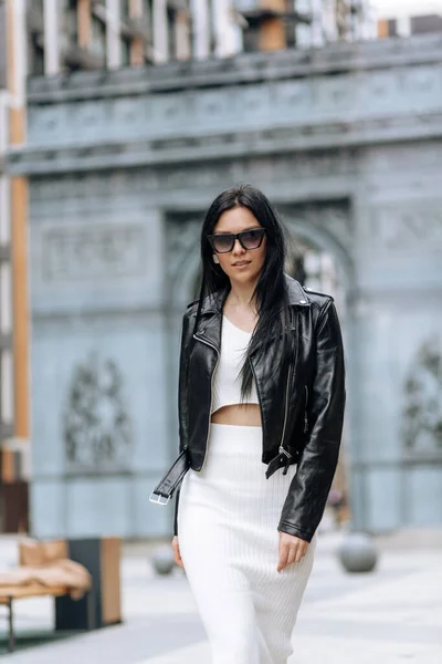 Una Joven Hermosa Morena Con Gafas Sol Atuendo Moda Está — Foto de Stock