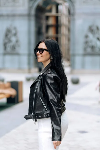 Una Joven Hermosa Morena Con Gafas Sol Atuendo Moda Está — Foto de Stock