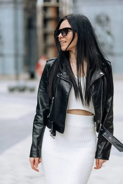 Young Beautiful Brunette Sunglasses Fashionable Outfit Walking City Smiling Portrait — Stock Photo, Image