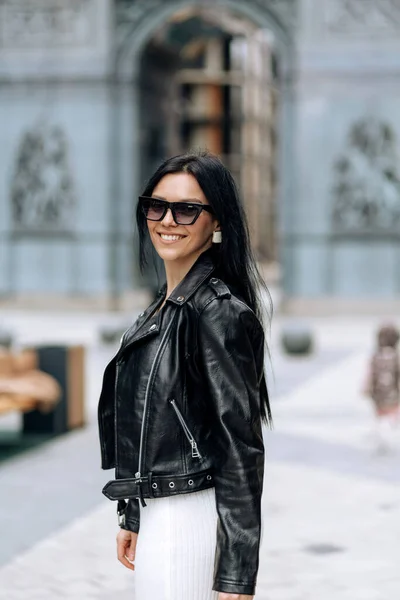 Una Joven Hermosa Morena Con Gafas Sol Atuendo Moda Está — Foto de Stock