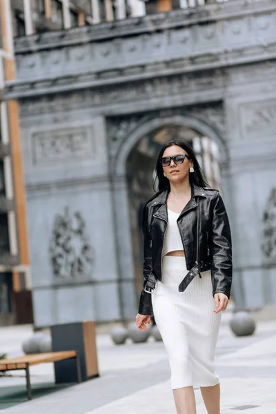 Joven Hermosa Morena Gafas Sol Traje Moda Caminando Ciudad — Foto de Stock