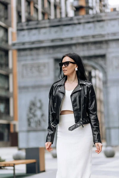 Joven Hermosa Morena Gafas Sol Traje Moda Caminando Ciudad — Foto de Stock