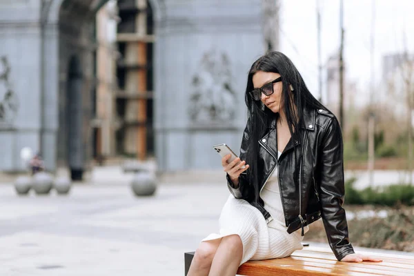 Joven Hermosa Morena Gafas Sol Atuendo Moda Haciendo Algo Por — Foto de Stock