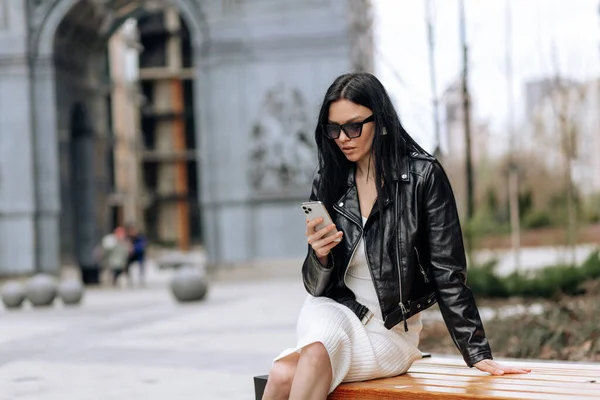 Joven Hermosa Morena Gafas Sol Atuendo Moda Haciendo Algo Por — Foto de Stock