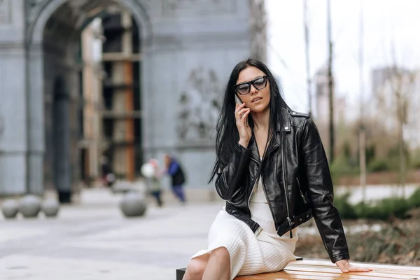 Joven Hermosa Morena Gafas Sol Ropa Moda Hablando Por Teléfono — Foto de Stock