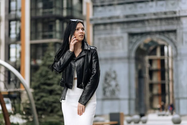 Feliz Joven Mujer Negocios Hablando Por Teléfono Mientras Camina Por — Foto de Stock