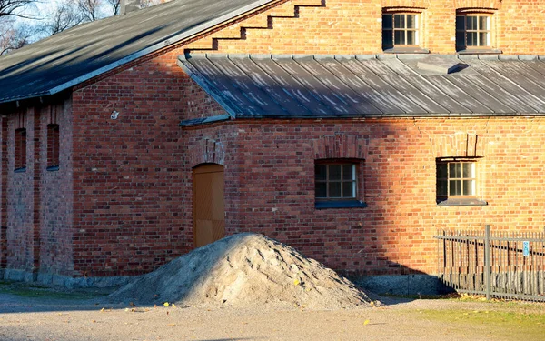 Gammal Byggnad Med Små Fönster Och Röda Tegelväggar — Stockfoto