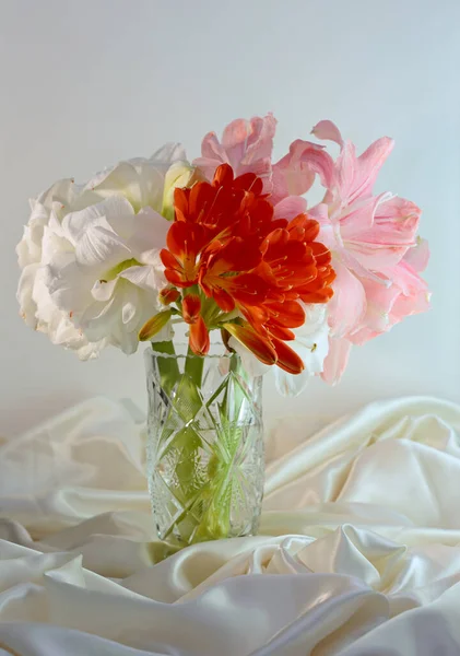 Fleurs Rouges Roses Dans Vase Fond Blanc Avec Textile Blanc — Photo