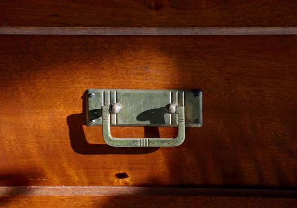木の引き出しの真鍮製の引き出しの閉鎖 — ストック写真