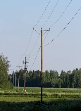 Arazinin ortasında duran elektrik hattı.