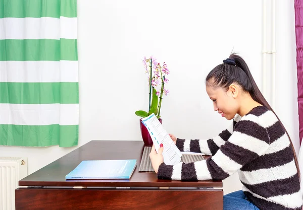 Aziatische Hey in huis — Stockfoto