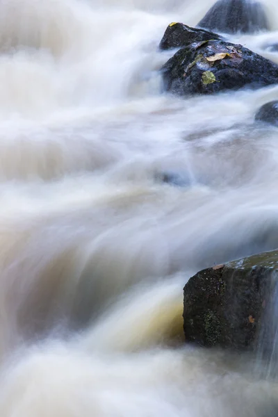 Stroomversnellingen in de herfst — Stockfoto