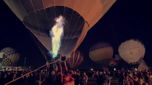 Belysningsshow af varmluftsballoner – Stock-video