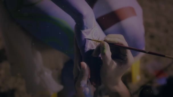 Művész utolsó ecsetvonások a test festék — Stock videók