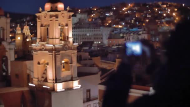 Turista tirar fotos de miradouro panorâmico — Vídeo de Stock
