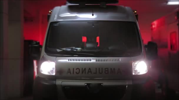 Ambulanza con luci stroboscopiche rosse e gialle — Video Stock
