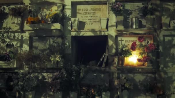 Tombes illuminées avec des bougies — Video