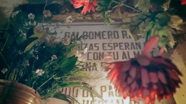 Tomb with flowers and candlelight — Stock Video