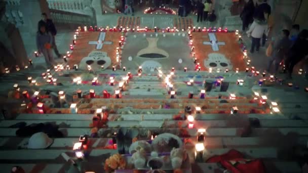 Oameni care vizitează altarul — Videoclip de stoc