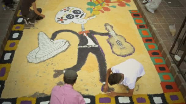 Estudiantes haciendo alfombra con flores — Vídeo de stock