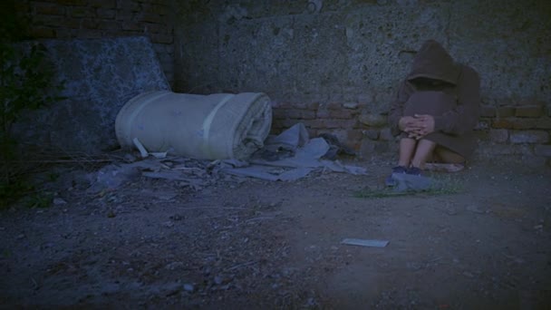 Жінка безпритульна пригнічена сидить зовні — стокове відео