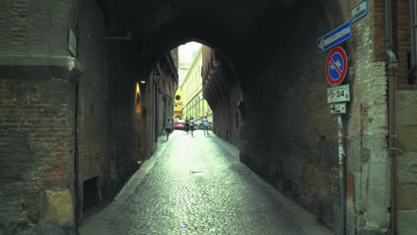 Menschen, die das Fahrrad als Verkehrsmittel nutzen — Stockvideo