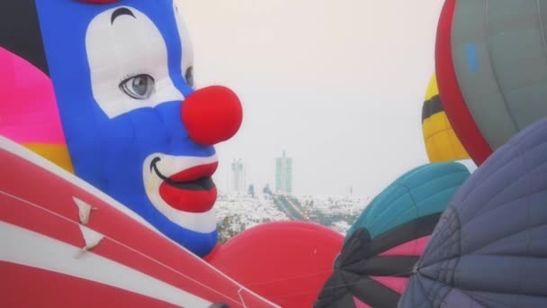 Klaun čelí balónek — Stock video
