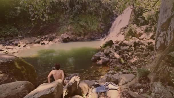 Male preparing to jump — Stock Video