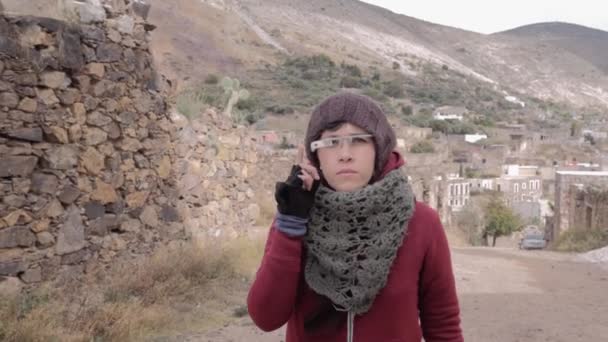 Mujer usando gafas de google — Vídeo de stock