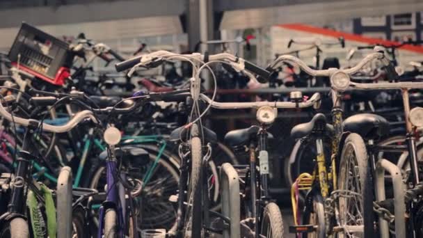 Bicicletas estacionadas en línea — Vídeos de Stock