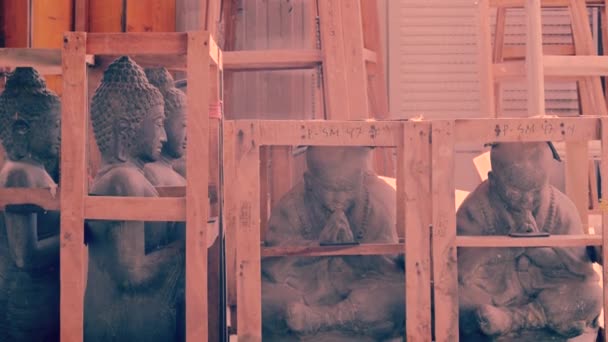 Buddas estatuas dejadas en un sótano — Vídeo de stock