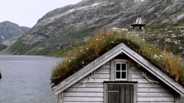 Cabanas abandonadas perto da costa — Vídeo de Stock