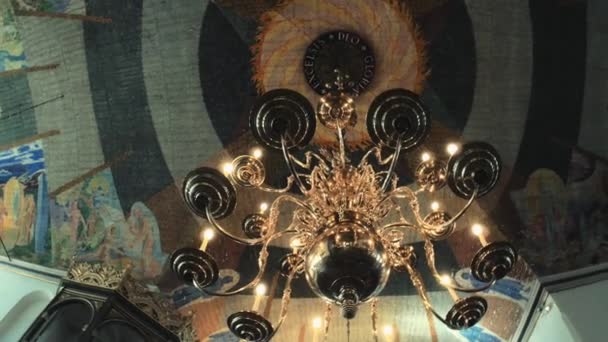 Ceiling with a golden chandelier — Stock Video