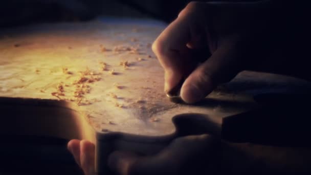 Artesano dando forma a los bordes en la guitarra de madera — Vídeos de Stock