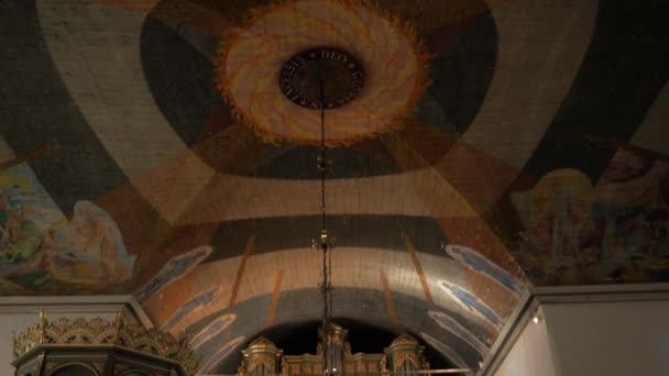 Turistas entrando en la hermosa iglesia — Vídeos de Stock