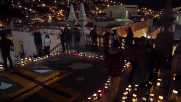 Gente visitando el altar del día de los muertos — Vídeos de Stock