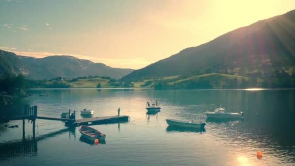 Adolescentes jugando en un barco al atardecer — Vídeo de stock