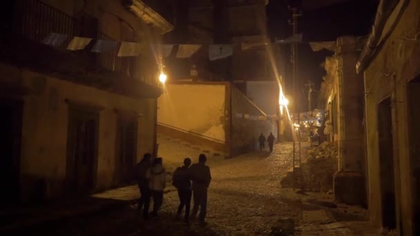 Φίλοι περπατώντας σε ένα δρόμο μιας μικρής πόλης — Αρχείο Βίντεο