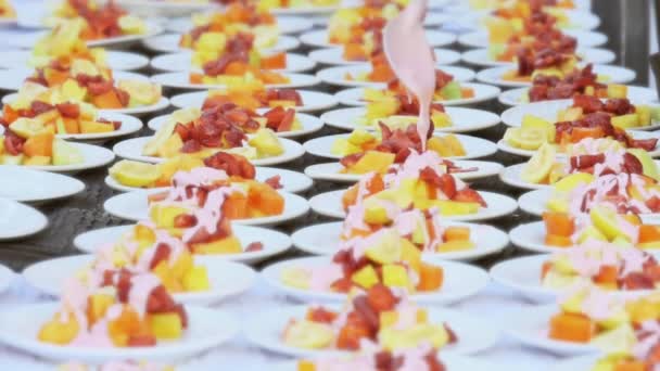 Serviço de catering para frutas de pequeno-almoço e iogurte — Vídeo de Stock