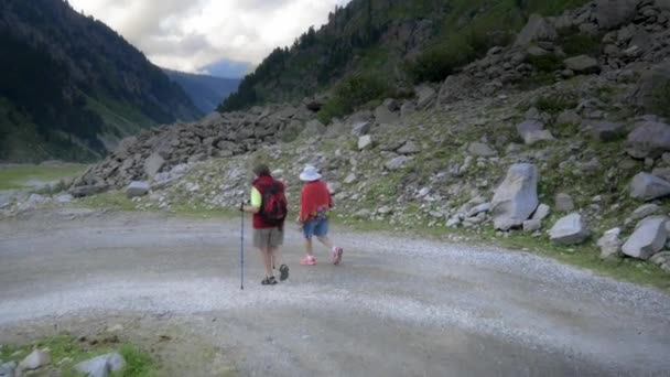 Ouderling paar trekking — Stockvideo