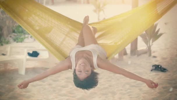 Mulher hispânica desfrutando suas férias — Vídeo de Stock