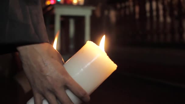 拿着一支蜡烛的信徒 — 图库视频影像